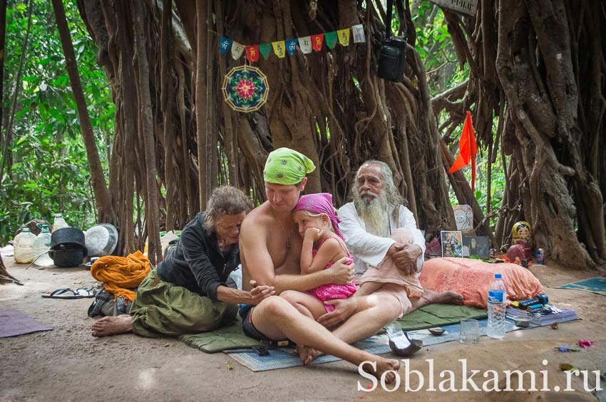 баба под баньяном в Арамболе, Гоа, Индия